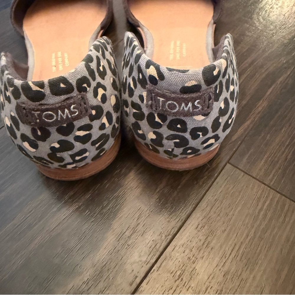Toms Jutti D’Orsay Grey Leopard Animal Print Suede Flats - Picture 4 of 5